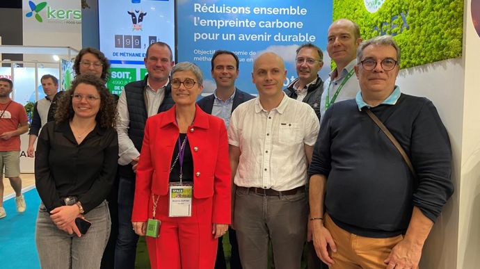 Sur le stand de Valorex, lors du Space à Rennes, de gauche à droite : Marie-Eve Doyen (Bleu-Blanc-Cœur), Anaïse Poisson (Valorex), Jeremy Ghestem (Unéal), Béatrice Dupont (Valorex), François Bloc (NatUp), Michel Muselet (Novial), Gaëtan Marot (Alicoop), Vincent Chatellier (Valorex) et Jean-Marc Estay (Scar).