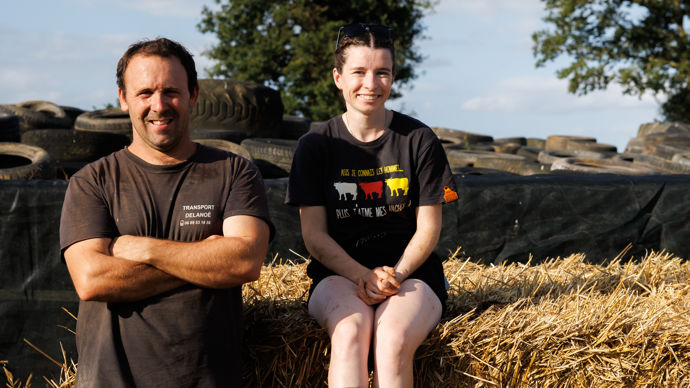 Baptiste Moineau,37 ans, avec sa salariée Camille, 23 ans, en charge notamment du suivi du troupeau et de l’insémination des vaches laitières.