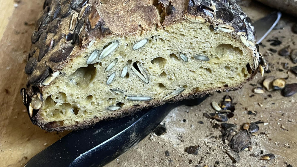 Le pain à la courge met en œuvre la technique habituelle du boulanger, avec remplacement de l’eau de coulage par une soupe de courge.