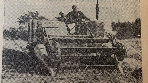 Présentation au travail de la moissonneuse-batteuse à fixation latérale JF Présentation au travail de la moissonneuse-batteuse à fixation latérale JF