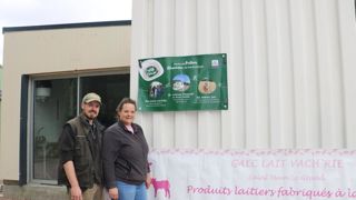Marie Camenen et François Glotin devant le container adossé à leur propre atelier de transformation et de stockage.