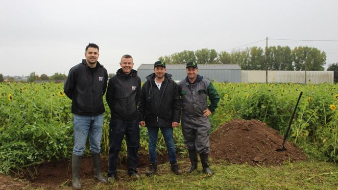 De gauche à droite, Mathieu Bouchonneau, en charge de la communication et du marketing chez Pohu, et qui a piloté avec Agriculture de conservation des Mauges l'organisation de la journée du 1er octobre à Sèvremoine (Maine-et-Loire), Thierry Ménard, responsable de l'activité agricole pour le négoce, Fabrice Gélineau et Tony Cogné, vice-président et président d'AC Mauges.