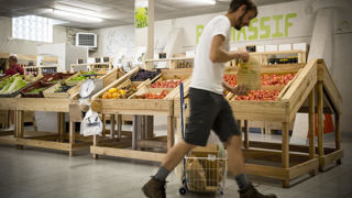 Les magasins spécialisés maintiennent à flots la demande en bio. (Image d'illustration, dans le Puy-de-dôme); Les magasins spécialisés maintiennent à flots la demande en bio. (Image d'illustration, dans le Puy-de-dôme);