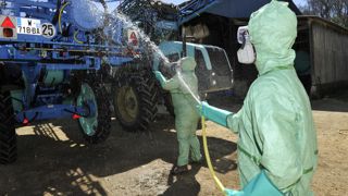 Des équipements de protection sont nécessaires pour nettoyer un pulvérisateur.