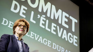 La ministre de l’Agriculture Annie Genevard a promis un soutien aux éleveurs lors de sa visite au Sommet de l’élevage ce jeudi 3 octobre 2024. La ministre de l’Agriculture Annie Genevard a promis un soutien aux éleveurs lors de sa visite au Sommet de l’élevage ce jeudi 3 octobre 2024.