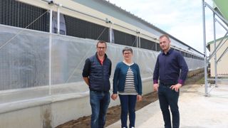 De gauche à droite : Ludovic Perrin et Chantal Lepage, les éleveurs avec Alexandre Lepage, le fils de Chantal qui est salarié sur l’élevage en attendant de s’installer.