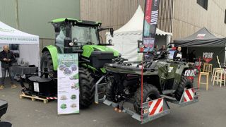 Le TM 4 se fixe à l’avant ou à l’arrière du tracteur en utilisant le relevage 3 points.