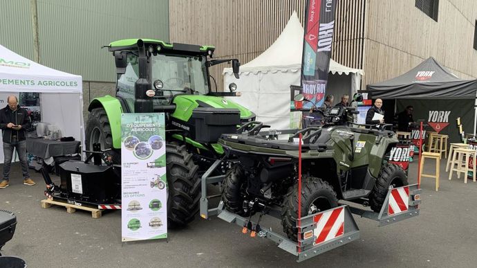 Le TM 4 se fixe à l’avant ou à l’arrière du tracteur en utilisant le relevage 3 points.
