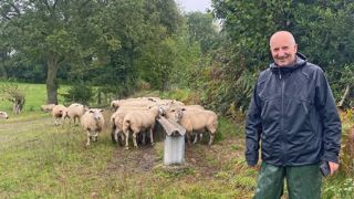 « Le colza fourrager apporte un aliment équilibré en remplacement de l'herbe pâturée lorsque celle-ci fait défaut », explique Xavier Madet. « Le colza fourrager apporte un aliment équilibré en remplacement de l'herbe pâturée lorsque celle-ci fait défaut », explique Xavier Madet.