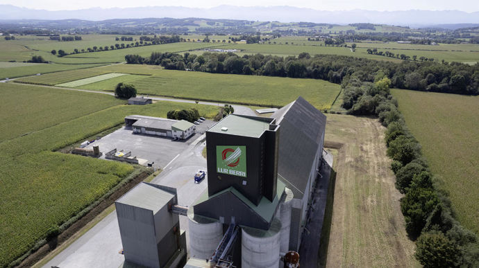 1,2 M€ de travaux ont été nécessaires pour la reconstruction de ce site important de Lur Berri : le silo d'Andoins (Pyrénées-Atlantiques) totalise 46 000 tonnes de stockage sur les 330 000 collectées chaque année par la coopérative.