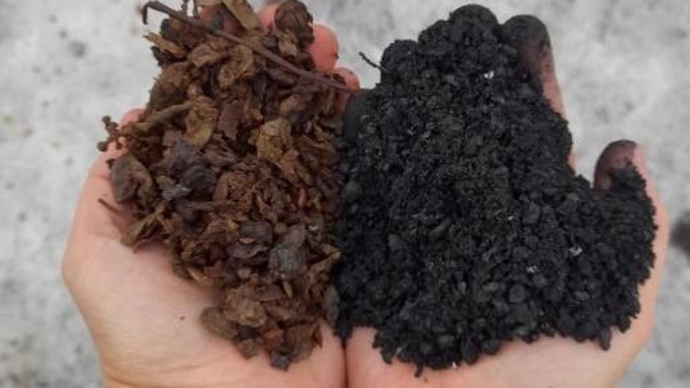 Entrent dans la composition du OnzeChar, à parts égales, du compost Onze 300 (à g.) et du biochar (à dr.).