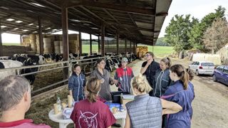 Neuf futurs vétérinaires se formant en Roumanie ont participé à la semaine de découverte organisée par le GTV Grand Est. Ici au Gaec de la Tour de Loup, en Moselle, encadrés par Estelle Cotton, vétérinaire à Boulay. Neuf futurs vétérinaires se formant en Roumanie ont participé à la semaine de découverte organisée par le GTV Grand Est. Ici au Gaec de la Tour de Loup, en Moselle, encadrés par Estelle Cotton, vétérinaire à Boulay.