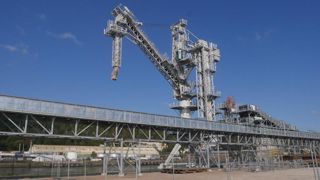 Le nouveau portique du Groupe BZ sur le port de Rouen est doté d'une technique d'accumulation du grain qui limite l'émission de poussière.