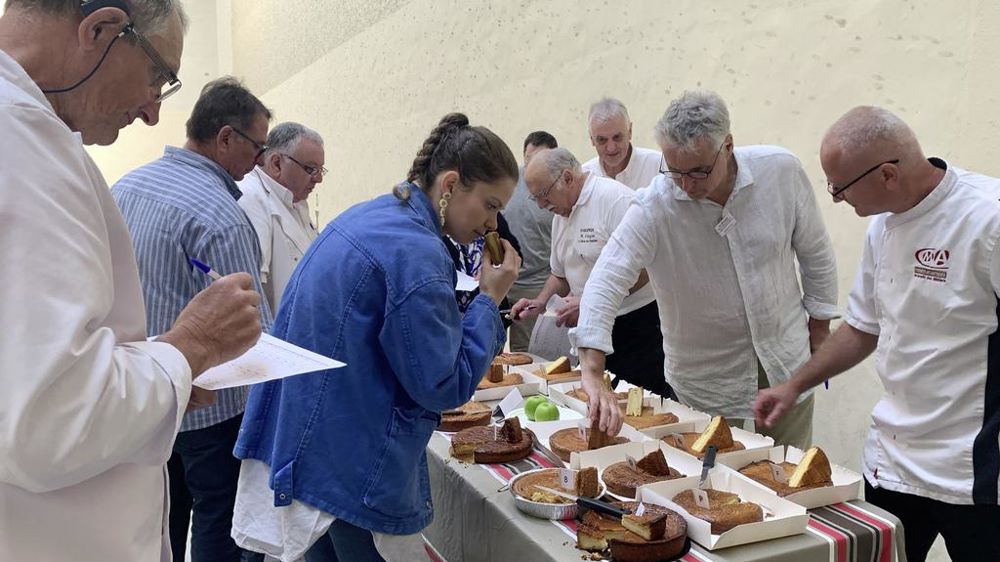 Les dix membres du jury notent les gâteaux basques réalisés pour le concours dédié au jeunes professionnels.