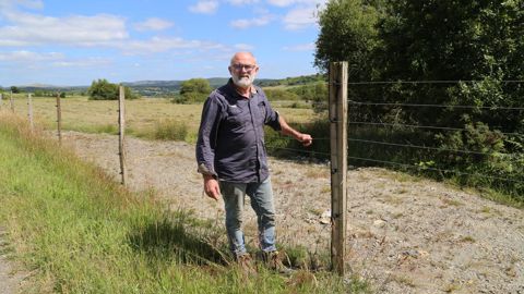 « Je réfléchis aux caractéristiques de ma clôture depuis une dizaine d'années, mais je n'ai pas d'absolue certitude sur son efficacité » contre le loup, déclare Gilles Morvan.