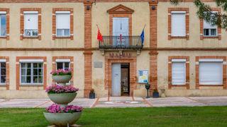 Le Sénat incite à se pencher sur la question de l'exercice du mandat municipal. Le Sénat incite à se pencher sur la question de l'exercice du mandat municipal.