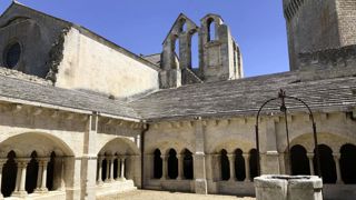 Le cloître de l’abbaye de Montmajour comprend des personnages et des animaux qui servaient de supports aux messages bibliques. Le cloître de l’abbaye de Montmajour comprend des personnages et des animaux qui servaient de supports aux messages bibliques.