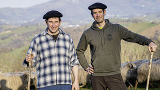 Fabien Hourtané et Sébastien Gorostiague, éleveurs de brebis en Pyrénées atlantiques, commercialisent les visites de leur ferme avec l'agence En immersion. Fabien Hourtané et Sébastien Gorostiague, éleveurs de brebis en Pyrénées atlantiques, commercialisent les visites de leur ferme avec l'agence En immersion.