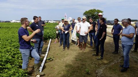 Durant la matinée de présentation des systèmes de micro-irrigation, les personnels de HZPC, de Netafim et de Verhaeghe Irrigation ont argumenté sur les gains de rendement et sur la performance des équipements disponibles.