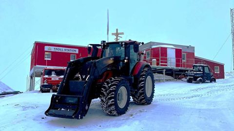 Le Valtra T235 sera utilisé pour entretenir des voies d'accès autour de la station polaire norvégienne deTroll. Le Valtra T235 sera utilisé pour entretenir des voies d'accès autour de la station polaire norvégienne deTroll.