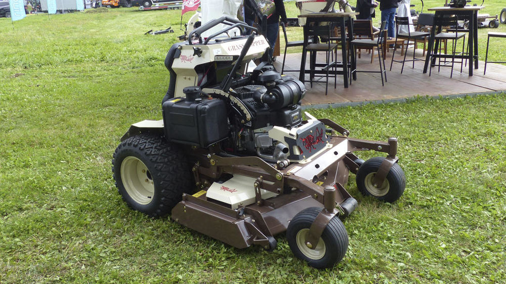 La stand-on de Grasshopper
reçoit un moteur Vanguard
de 26 ch et un plateau de coupe à 3 lames de 132 cm.