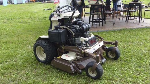 La stand-on de Grasshopper
reçoit un moteur Vanguard
de 26 ch et un plateau de coupe à 3 lames de 132 cm.