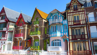 Un défilé de villas aux couleurs vives, construites à la fin du XIXe siècle, fait face à la mer. Un défilé de villas aux couleurs vives, construites à la fin du XIXe siècle, fait face à la mer.