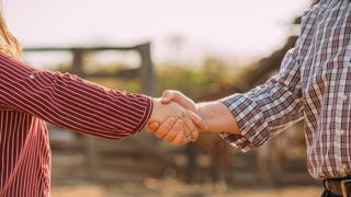 Le cédant doit être ouvert aux idées et projets du repreneur, même si celui-ci n'est pas encore chez lui, et le candidat à la reprise compréhensif car céder sa ferme et partir en retraite sont des étapes difficiles dans la vie d'un éleveur. Le cédant doit être ouvert aux idées et projets du repreneur, même si celui-ci n'est pas encore chez lui, et le candidat à la reprise compréhensif car céder sa ferme et partir en retraite sont des étapes difficiles dans la vie d'un éleveur.