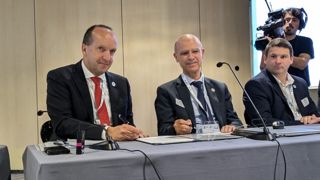 Piercristinao Brazzale (président de la Fédération internationale du lait) et Badi Besbes (ONU) signent la « déclaration de Paris sur la durabilité », entouré des acteurs laitiers du monde entier (Yohann Barbe, FNPL à droite). Piercristinao Brazzale (président de la Fédération internationale du lait) et Badi Besbes (ONU) signent la « déclaration de Paris sur la durabilité », entouré des acteurs laitiers du monde entier (Yohann Barbe, FNPL à droite).