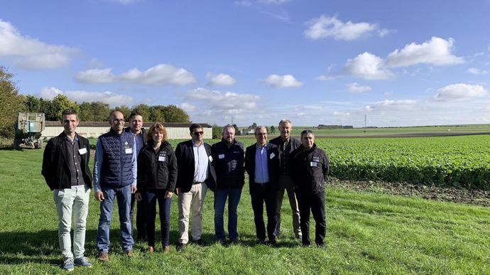 Mardi 22 octobre, Étienne Lapierre, responsable innovation chez Terrasolis (à g.), Mathieu Robert (à son côté), gérant du Gaec de la Poste, et l'équipe de BASF ont présenté leurs travaux de décarbonation dans la région.