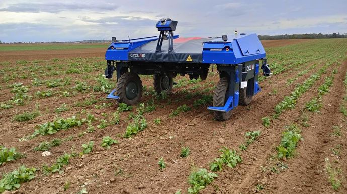 Au printemps dernier, le robot s’est entraîné sur des parcelles d’essais de betterave pour apprendre à identifier la culture et ses adventices via de multiples prises de vues.