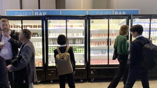 Lors du Sommet mondial du lait, qui s'est tenu à Paris, dans le bar des produits laitiers, l’innovation de Danone, HiPRO +, une forme de yaourt liquide à boire contenant 25 g de protéines, a été dévalisée tous les jours durant quatre jours, aussi bien par des Asiatiques, que des Indiens ou des Européens. Lors du Sommet mondial du lait, qui s'est tenu à Paris, dans le bar des produits laitiers, l’innovation de Danone, HiPRO +, une forme de yaourt liquide à boire contenant 25 g de protéines, a été dévalisée tous les jours durant quatre jours, aussi bien par des Asiatiques, que des Indiens ou des Européens.