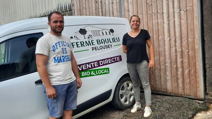 Sécuriser le prix de l’eau et de l’électricité est l’un des objectifs du couple. Un récupérateur d’eau de pluie avec une micro-station de traitement va être installé cette fin d’année.  Un projet de couverture photovoltaïque est en cours : 330 kWh seront vendus,72 KWh seront autoconsommés par le robot, le laboratoire. Sécuriser le prix de l’eau et de l’électricité est l’un des objectifs du couple. Un récupérateur d’eau de pluie avec une micro-station de traitement va être installé cette fin d’année.  Un projet de couverture photovoltaïque est en cours : 330 kWh seront vendus,72 KWh seront autoconsommés par le robot, le laboratoire.