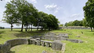 Les ruines gallo-romaines de Champlieu, dans l'Oise, se composent d'un temple, d'un théâtre et de thermes datés du IIe siècle. Les ruines gallo-romaines de Champlieu, dans l'Oise, se composent d'un temple, d'un théâtre et de thermes datés du IIe siècle.