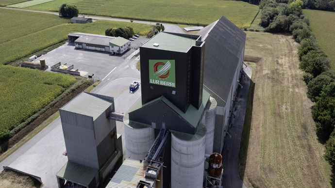 1,2 M€ de travaux ont été nécessaires pour ce site important de Lur Berri, qui totalise 46 000 tonnes de stockage sur les 330 000 collectées chaque année par la coopérative.