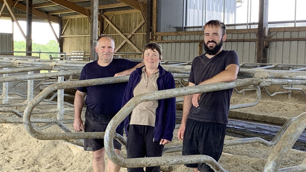 Anthony Emprou et ses parents dans leur stabulation