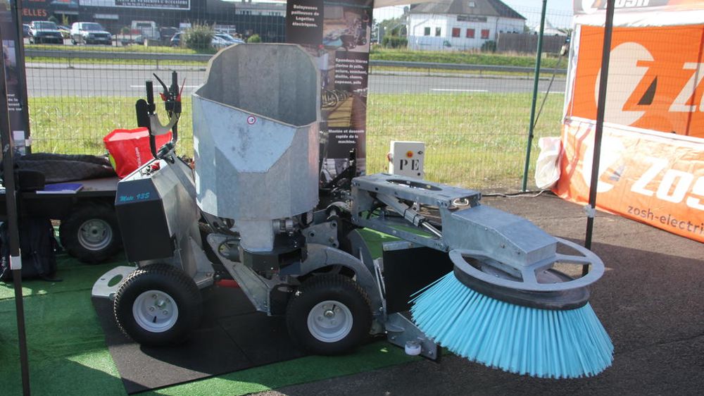 La balayeuse électrique de logettes Extramate épand de la paille broyée