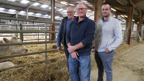 « Le couloir de 3 mètres de large entre les cases d'isolement facilite la surveillance des vaches qui viennent de vêler », indiquent Pascal, Eric et Clément Tissier (de gauche à ddroite).