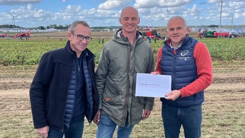 Les trois principaux prestataires français de plants : l'ETA Dauchez à Estaire (Nord) gérée par Sébastien Dauchez ; la SNC Sapa à Broxeele (Nord) pilotée par Guillaume Coche et la SARL Cap Plants à Séricourt (Pas-de-Calais) gérée par Sylvain Ducroquet. Ci-dessus sur la photo : Bertrand Drieux et Guillaume Coche de la SNC Sapa et Sylvain Ducroquet pour Cap Plants. Les trois principaux prestataires français de plants : l'ETA Dauchez à Estaire (Nord) gérée par Sébastien Dauchez ; la SNC Sapa à Broxeele (Nord) pilotée par Guillaume Coche et la SARL Cap Plants à Séricourt (Pas-de-Calais) gérée par Sylvain Ducroquet. Ci-dessus sur la photo : Bertrand Drieux et Guillaume Coche de la SNC Sapa et Sylvain Ducroquet pour Cap Plants.