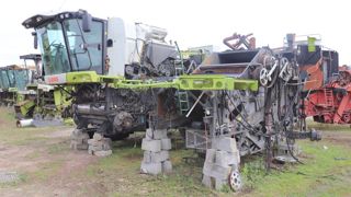 Les moissonneuses-batteuses sont démontées au fur et à mesure dans le parc.