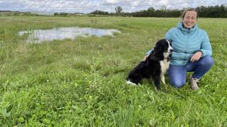Camille Allard, agricultrice bio dans la Seine-et-Marne, maintient un milieu pionnier pour permettre à l’étoile d’eau et au crapaud calamite, espèces protégées, de se développer.