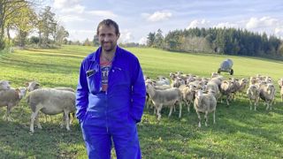 Denis Malègue sélectionne ses 530 brebis BMC sur la prolificité et la valeur laitière des mères et sur les qualités bouchères des béliers. Denis Malègue sélectionne ses 530 brebis BMC sur la prolificité et la valeur laitière des mères et sur les qualités bouchères des béliers.