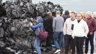 Visite de l'unité de valorisation des déchets des Recycleurs bretons : les producteurs devant des pots en attente de recyclage.