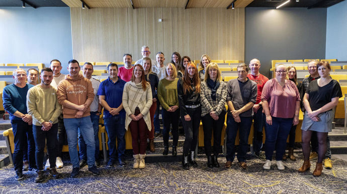 La première promotion Evolugo lors de la réunion de lancement début octobre. Les dix stagiaires sont accompagnés chacun par un parrain responsable de magasin.