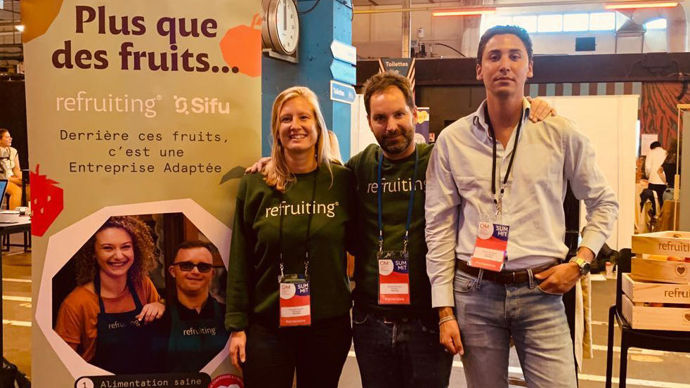 Une partie de l’équipe de Refruiting (Sifu), lors de la 9e édition du salon Office Manager Summit, le 29 octobre dernier, à Paris, avec Reynald Naulleau (au centre), son dirigeant, Charlotte Pluchet, responsable compte clé, et Anthony Reynoso, responsable commercial.