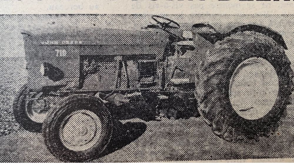 Tracteur John Deere 710 équipé du moteur John Deere 4 cylindres développant 56 ch à 2 400 t/mn, cylindrée : 3,32 litres. Tous les modèles (310, 510, 710) sont livrables en version « Standard » et « Grand dégagement ». Tracteur John Deere 710 équipé du moteur John Deere 4 cylindres développant 56 ch à 2 400 t/mn, cylindrée : 3,32 litres. Tous les modèles (310, 510, 710) sont livrables en version « Standard » et « Grand dégagement ».