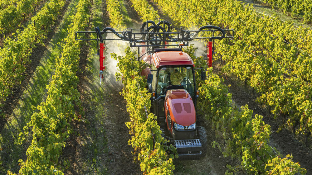 Près d'un tracteur sur trois commercialisés en France par Kubota est un modèle vignes et vergers. Malgré les difficultés de mise en production pour cette gamme, la marque a maintenu sa part de marché globale grâce à une bonne performance avec ses modèles destinés à la polyculture-élevage. Près d'un tracteur sur trois commercialisés en France par Kubota est un modèle vignes et vergers. Malgré les difficultés de mise en production pour cette gamme, la marque a maintenu sa part de marché globale grâce à une bonne performance avec ses modèles destinés à la polyculture-élevage.
