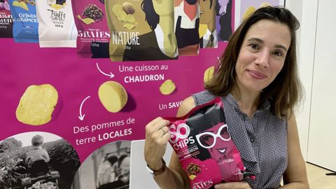 Julie Gérard cofondatrice de So Chips présente la chips aux 5 baies, de la gamme premium.