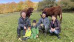 Parents et grands-parents s’organisent pour assurer la sécurité de la nouvelle génération Hurgon déjà très intéressée par les vaches et les tracteurs.