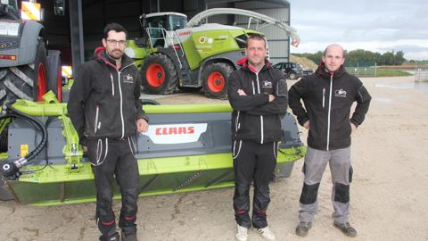 Les volumes, parfois très importants, à récolter pour la méthanisation nécessitaient de trouver une faucheuse de grosse capacité, expliquent Valentin Lanneau, Florian Jacquet et Julien Joly (de gauche à droite sur la photo), de l’ETA La Louvière. Les volumes, parfois très importants, à récolter pour la méthanisation nécessitaient de trouver une faucheuse de grosse capacité, expliquent Valentin Lanneau, Florian Jacquet et Julien Joly (de gauche à droite sur la photo), de l’ETA La Louvière.